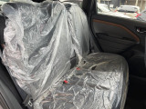 後部座席も気になるようなキズ・汚れやへたり等、大きなダメージはなく、良好な状態です。