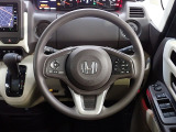 ハンドル左側にはオーディオ操作が出来るオーディオリモートコントロールスイッチ、右側にはHonda SENSINGとオートクルーズコントロールのスイッチを装備!