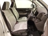 女性でも運転がしやすいように、シートの高さ調整機能(シートリフター)がついています。運転席と助手席の間が空いている為、助手席側への移動がスムーズです。交通量の多い道でも助手席側から乗り降りができます。