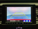 バックでの車庫入れも安心です! リアカメラが付いているバックモニター付のナビを装備しております。操作線もついており距離感も画面から確認できます。