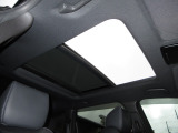 サンルーフ付きです。昼は気持ちよい風を取り入れたり、シェードを開けておくことにより車内が明るくなります。夜はシートを倒せば流れ星が流れたり星がたくさん見えるかも・・わくわくする装備ですね!