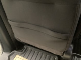 【収納】後部座席収納。散乱しがちな小物を収納するのに便利です。お子様のおもちゃやティッシュボックス、書類等様々なものの収納が可能です。