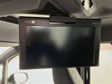 【後席モニター】後部座席専用のテレビモニターを装備しています。DVDを流すもよしテレビを見るもよし。あると便利な人気装備です。