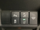 Hondaセンシング用の、VSA(ABS+TCS+横滑り抑制)解除と路外逸脱抑制機能のオンオフスイッチなどはハンドルの右側に装備しています。