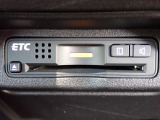 ■【ETC車載器】が装備されています。セットアップをしてお渡しとなり、ETCカードを差し込むだけで高速道路の利用が可能です。