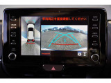 【パノラミックビューモニター】 後退時に車両の後ろ側を表示するだけでなく上から見たような映像で車庫入れなどバックする際に安心です。