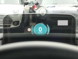 ヘッドアップディスプレイで現在の速度や制限速度などが確認できます!