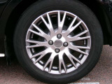 純正アルミホイールがクールに決まっていますよ。さり気なく、スタイリッシュな感じです。やり過ぎよりもこのくらいのデザインがお洒落ですね。