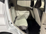 後部座席は足元広々でゆったりと乗れるスペースです♪