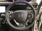 ハンドルにHondaセンシング系のクルーズコントロールやレーンキープアシストなどのスイッチと、オーディオの操作スイッチが装備されています。ハンドルから手を離さず安全に操作できます。
