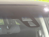 【ホンダセンシング】走行中に前方の車両等を認識し、衝突しそうな時は警報とブレーキで衝突回避と被害軽減をアシスト。より安全にドライブをお楽しみいただけます。