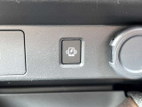 <ワイヤレス充電器>Qi規格対応スマートフォンのワイヤレス充電器を、センターコンソールに装備。USBコードを接続することなく手軽に充電できます