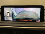 【パノラミックビューモニター】映像で、見づらい車両周辺の確認をアシスト。クルマを真上から見ているような映像を表示。 運転席から確認しにくい車両周囲の状況を把握。