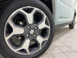 アルミホイール付!鉄ホイールと違って軽いので燃費にも影響してきます。ガソリンの高騰に少しは貢献します!足元がきまります。