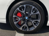 BMW純正18インチホイール。洗練されたデザインで、足元の個性を引き立てます。