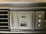 エアコン操作パネルの左側に、スマートフォンなどの充電可能なUSB端子と、音源などの外部入力の可能なUSB端子がついています。移動中に充電もできるので便利です。
