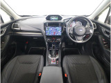 ■視界良好で運転しやすいコックピットです。シンプルで操作性の良いインパネ回りにデザインされ、SUBARUは安全性能に徹底的にまでこだわった視界設計を行っています。