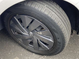 タイヤの溝はまだありますが、実車確認の際にご確認くださいませ。ご希望あればタイヤの交換も承っております。