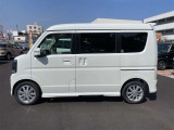 乗り降りのイメージが湧く左側面。ドア面の通りやスライド有無、小キズの出やすい部分も確認◎。