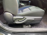 【シートリフター】シート座面の位置を上下に調整できるシートリフターを装備。大柄な方も小柄な方も最適なドライビングポジションで運転できます。