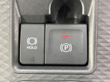 【オートブレーキホールド】信号待ちや渋滞で停車時にブレーキから足を離しても、停止状態を保持してくれます。前進するときはアクセルを踏めば自動で解除されるので安心♪街乗り運転が楽になります♪