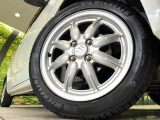 【純正15インチアルミホイール】外観にマッチした純正アルミホイールを装着しております。各種社外アルミホイールや、スタッドレスタイヤも取扱いしております。是非ご相談ください♪