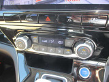 オートエアコンです。簡単な操作で室内を快適な温度になりますので夏場や冬場でも快適なドライブが楽しめます。
