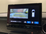 リバースギアに入れるだけで後方の表示へ切り替わります。夜間や雨の日の駐車も楽になりますよ。