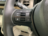 ステアリングにオーディオ操作スイッチが付いています。オーディオ画面に直接タッチしなくても操作が出来ますので、運転に集中できます。