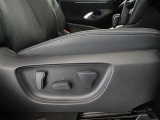 パワーシート搭載。微妙な調整が手軽にでき、ピッタリのポジションで運転することが可能です。