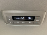 ルーフ中央にエアコン操作パネルがついていますので、2列目・3列目にお乗りの方も快適に過ごせます。