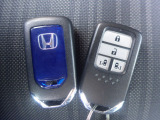 スマートキー付!キーを取り出さなくてもドアロックの施錠・開錠、エンジンの始動が出来ます!雨の日や荷物の多い日にとても便利ですね♪
