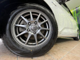 【15インチアルミホイール】外観にマッチしたアルミホイールを装着しております。各種アルミホイールや、スタッドレスタイヤも取扱いしております。是非ご相談ください♪