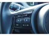 【ステアリングスイッチ】運転中でも前方から目線を外すことなくオーディオ等の操作ができ、より「安全・快適」にドライブをすることができます。
