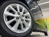 【純正アルミホイール】外観にマッチした純正アルミホイールを装着しております。各種社外アルミホイールや、スタッドレスタイヤも取扱いしております。是非ご相談ください♪