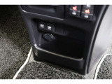 給電用USBポートが装備されています。iPhoneやスマートフォンの充電など、車内にあると便利なアイテムのひとつですね!充電中のスマホなどの置き場に便利なポケットも備わっています。