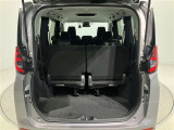 荷室も日常のお買い物には困らない広さが確保されております 後席を分割で倒すこともできますよ
