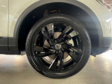 215/50R18タイヤにBlackStyle専用アルミホイールを装着.