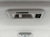 車内の空気を循環し後席まで素早く快適にしてくれるシーリングファン(プラズマクラスター搭載)♪暑い季節もムラなく涼しく、快適さがUP!エアコン前に扇風機を置くと効率が良いと言われる、あの発想ですw