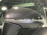 死角検知警告システムが装備されており、車線変更の際、死角に入る車両の検知、警告を行います。また、サイドミラー内部のインジケータが点灯し、危険の促しをしています。