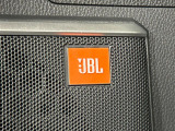 【JBLサウンドシステム】メーカーオプションの高品位サウンドシステムを搭載。専用のチューニングが施された大小様々なスピーカーから良質なサウンドが奏でられ、臨場感あふれる音響空間を演出します。