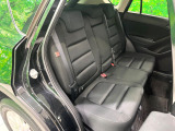 後部座席も気になるようなキズ・汚れやへたり等、大きなダメージはなく、良好な状態です。
