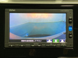ギヤをR(バック)に入れるとナビの画面に後ろの映像が映るリアカメラ付です。後退時、コンディションが悪い視界でもカラーバックモニターがドライバーをサポートします。