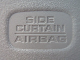 サイドカーテンエアバックシステムは、側面衝突時に大人から子供までさまざまな体格の乗員の頭部や頚部を広範囲で保護。特にセンターピラーへの頭部衝突を防ぐ展開性能を実現しています。
