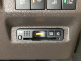 ハンドルの右下にETCがついています。高速道路の料金所の通過も楽々です!。 カードの取り出しもしやすい場所についています。