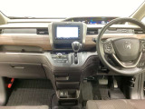 車内は光触媒抗菌消臭施工済です。スタイリッシュなデザインで暖かみのあるインパネ周りを演出します。グローブボックスやカップホルダーのほかにトレーなどたくさんの収納スペースが装備されています。