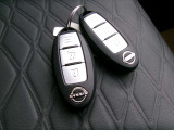 【 インテリジェントキー 】 キーを持っていればエンジン始動でき、ドアノブのボタンで車の鍵の開錠と施錠もできます。キーを取り出す手間がなくなります。