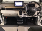 車内は光触媒抗菌消臭施工済です。スタイリッシュなデザインで暖かみのあるインパネ周りを演出します。グローブボックスやカップホルダーのほかにトレーなどたくさんの収納スペースが装備されています。