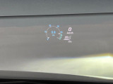 ●ヘッドアップディスプレイ:現在の速度や走行情報をデジタル表示で運転席前方のガラスに投影!運転中、視線をずらさず必要な情報を確認できるのでとっても便利で安心!