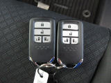 スマートキー付!キーを取り出さなくてもドアロックの施錠・開錠、エンジンの始動が出来ます!雨の日や荷物の多い日にとても便利ですね♪